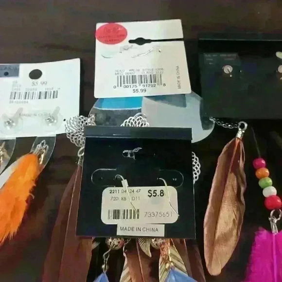 Assortment of feather earrings - Picture 2 of 3